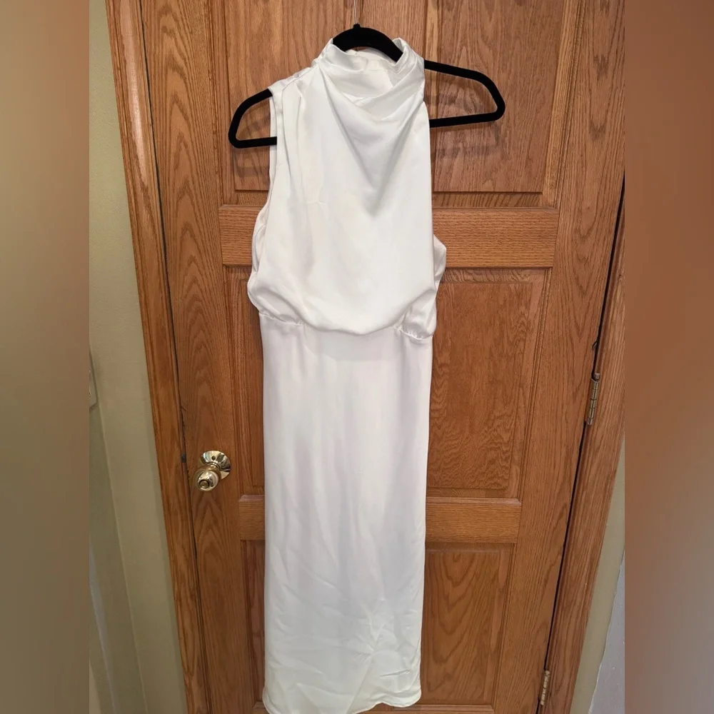 Elegant White Sleeveless Dress - Picture 1 of 4